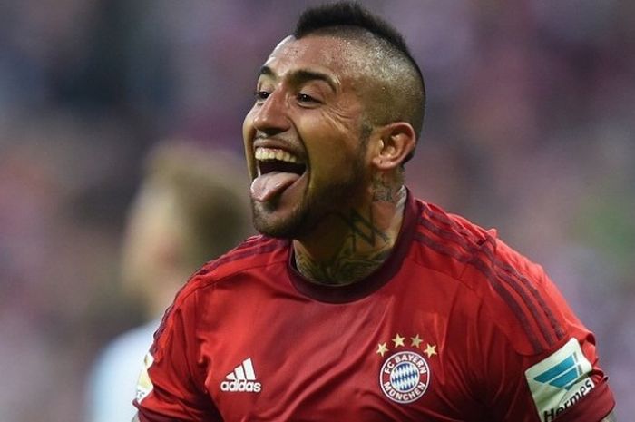 Gelandang Bayern Muenchen, Arturo Vidal, merayakan gol ke gawang Schalke, dalam laga Bundesliga di Allianz Arena, pada 16 April 2016.