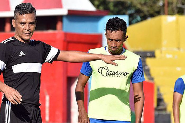 Pelatih PSPS Riau, Hendri Susilo, saat memimpin latihan di GOR H. Agus Salim, Padang. Senin (23/7) sore.