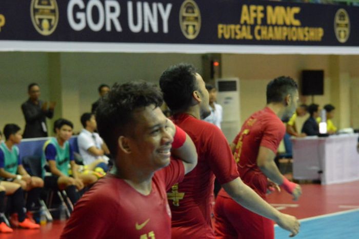 Senyum pemain timnas futsal Indonesia, Ardiansyah Runtuboy seusai menjebol gawang timnas futsal Kamboja pada partai pamungkas Grup A Piala AFF Futsal 2018 di GOR UNY, 7 November 2018.