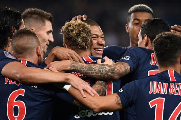 Selebrasi para pemain Paris Saint-Germain yang merayakan gol Neymar saat berjumpa Olympique Lyon pada pertandingan pekan ke-9 Liga Prancis di Stadion Parc de Princes, Minggu (7/10/2018) atau Senin dini hari WIB.