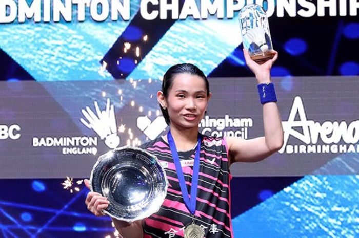  Tunggal putri Taiwan, Tai Tzu Ying, di podium juara All England Open 2018 setelah menang 22-20, 21-13 atas wakil Jepang, Akane Yamaguchi, pada Minggu (18/3/2018) di Arena Birmingham, Birmingham, Inggris. 