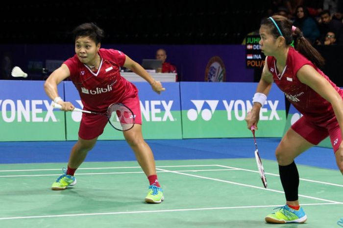 Pasangan ganda putri nasional Indonesia, Greysia Polii (kanan)/Apriyani Rahayu, saat melakoni laga melawan Kamilla Rytter Juhl/Christina Pedersen (Denmark) pada semifinal India Terbuka 2018 yang digelar di Siri Fort Indoor Stadium, New Delhi, India, Sabtu (3/2/2018).