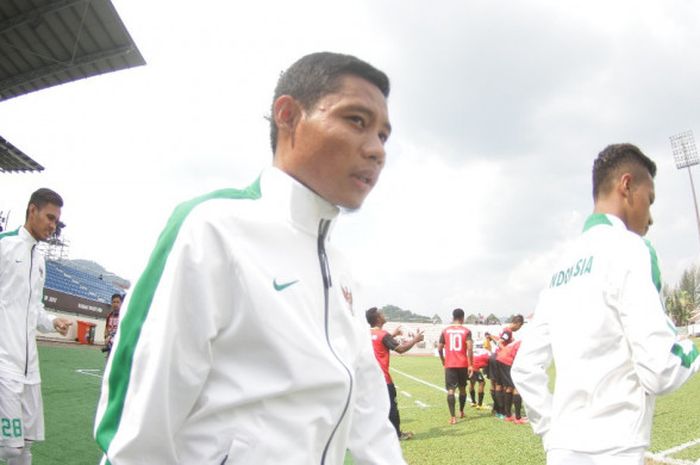 Gelandang Evan Dimas memasuki Stadion MP Selayang jelang pertandingan antara timnas U-22 Indonesia dan Timor Leste, Minggu (20/8/2017). 