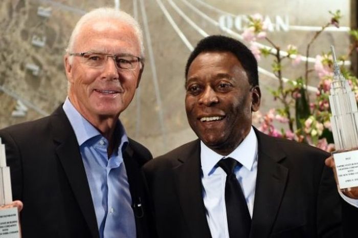 Bintang legendaris New York Cosmos, Franz Beckenbauer (kiri) dan Pele, berpose di Empire State Build