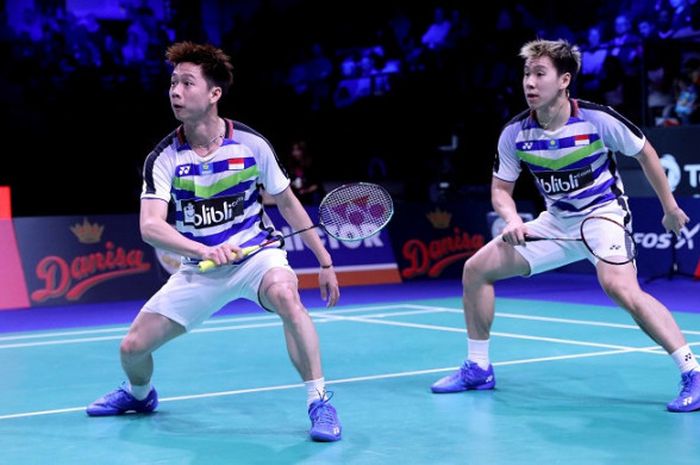 Pasangan ganda putra Indonesia, Marcus Fernaldi Gideon/Kevin Sanjaya Sukamuljo, mengembalikan kok ke arah Mohammad Ahsan/Hendra Setiawan pada babak semifinal Denmark Open 2018 di Odense Sports Park, Sabtu (20/10/2018).