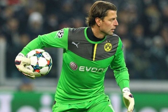 Penjaga gawang Borussia Dortmund, Roman Weidenfeller, beraksi pada laga Liga Champion melawan Juventus di Juventus Arena pada 24 Februari 2015.