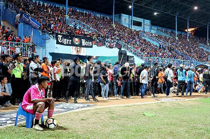 Pendukung Persija Jakarta, Jakmania, memenuhi Stadion Kanjuruhan, Malang, hingga meluber ke pinggir lapangan pada laga pekan ke-19 Liga 1 2018 antara tuan rumah Arema FC melawan Persija Jakarta di Stadion Kanjuruhan Malang, Jawa Timur, Minggu (05/08/2018) malam.