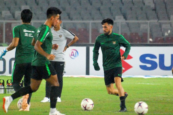 Pemain timnas Indonesia, Stefano Lilipaly, berlatih di Stadion Utama Gelora Bung Karno (SUGBK) pada Senin (12/11/2018) jelang laga Piala AFF 2018 kontra Timor Leste.