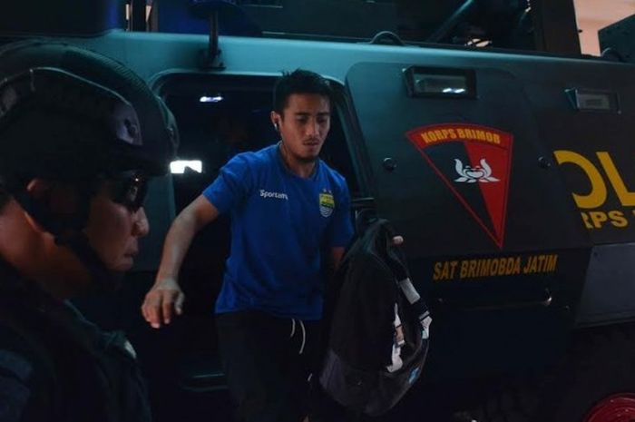 Gelandang Persib, Taufiq turun dari kendaraan rantis milik Brimob Polda Jatim yang mengangkut pemain