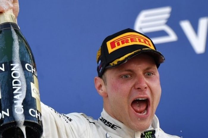 Pebalap Mercedes asal Finlandia, Valtteri Bottas, merayakan kemenangan di podium setelah memenangi GP Rusia di Sirkuit Sochi, Minggu (30/4/2017).