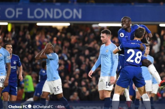  Gelandang Chelsea, N'Golo Kante (atas), merayakan gol yang dicetak ke gawang Manchester City dalam laga Liga Inggris di Stadion Stamford Bridge, London pada 8 Desember 2018. 