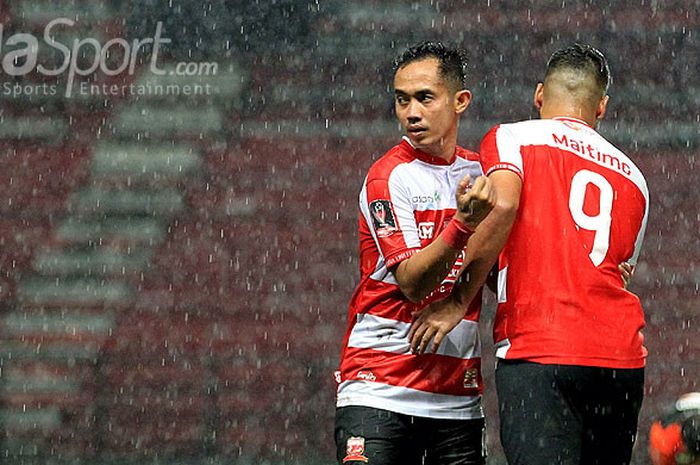 Playmaker Madura United, Slamet Nurcahyo (kiri), berpelukan dengan gelandang Raphael Maitimo, menjelang laga melawan Perseru Serui pada partai hari pertama Piala Presiden 2018 Grup C di Stadion Gelora Bung Tomo Surabaya, Jawa Timur, Kamis (18/01/2018) malam.