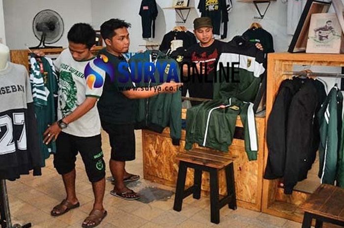 Suasana toko badjoe doea toedjoeh yang menyediakan bermacam merchandise Persebaya dan persebaya, Senin (16/4/2018).