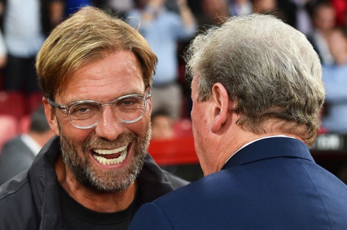 Pelatih Liverpool FC, Juergen Klopp (kiri), menyapa pelatih Crystal Palace, Roy Hodgson, sebelum dimulainya laga Liga Inggris di Stadion Selhurst Park, London pada 20 Agustus 2018.