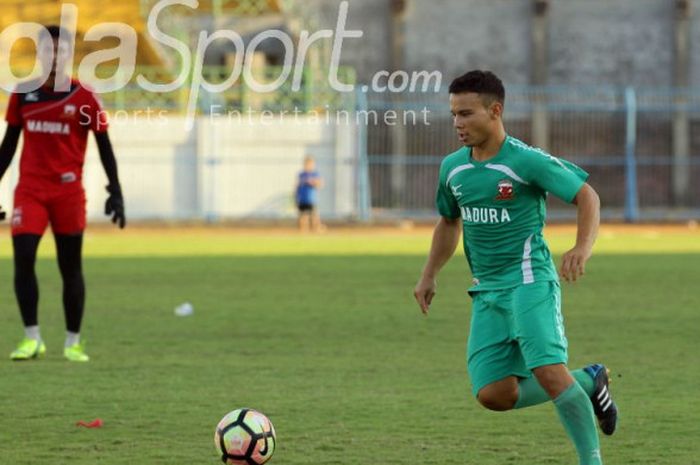 Aksi Lorenzo Pace di sesi latihan Madura United pada Kamis (24/8/2017).