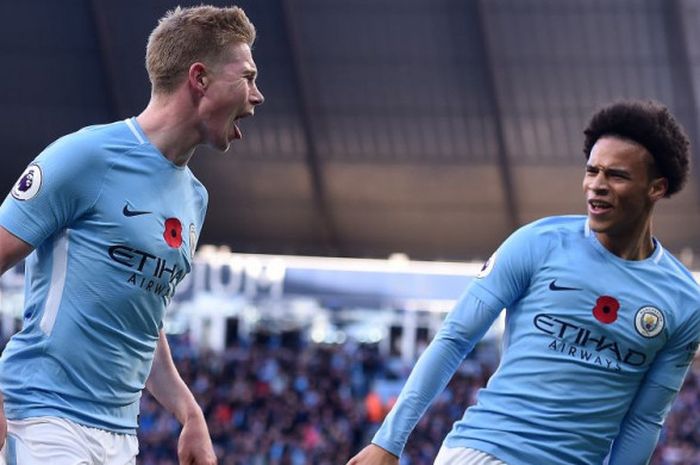 Gelandang Manchester CIty, Kevin de Bruyne dan Leroy Sane, merayakan gol ke gawang Arsenal dalam laga Liga Inggris di Stadion Etihad, Minggu (5/11/2017).