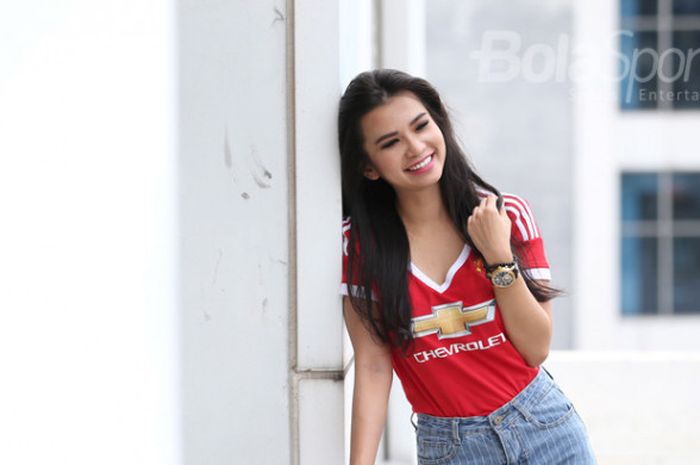 Maria Vania, presenter olahraga yang dikenal dekat dengan tayangan MotoGP, ketika berkunjung ke kantor BolaSport.com dan Tabloid BOLA, Rabu (25/10/2017).