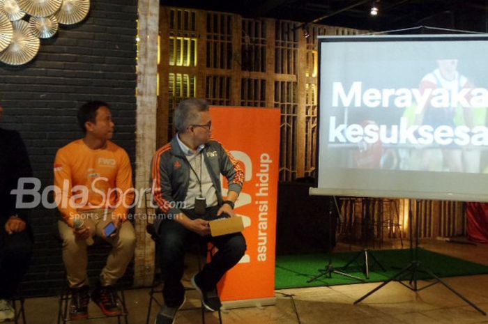 Spesialis Kedokteran Olahraga dari Indonesia Sports Medical Centre, dr. A. Andi Kurniawan Sp. KO., pelari Fedi Fianto, dan Wakil Direktur Utama FWD Life, Rudi Kamdani, menyaksikan video dalam acara media briefing FWD North Pole Marathon di Kaffeine, SCBD, Jakarta, Rabu (28/3/2018).