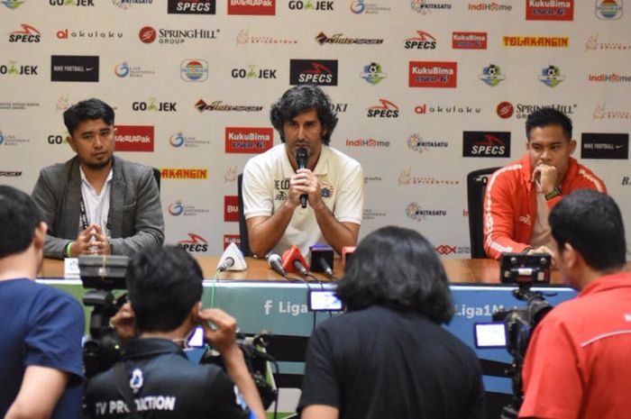  Pelatih dan kiper Persija Jakarta, Stefano Cugurra dan Andritany Ardhiyasa, pada sesi konferensi pers jelang laga kontra Arema FC di ruang media SUGBK, Jumat (30/3/2018). 