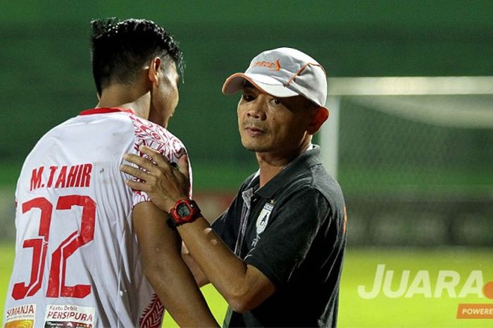 Pelatih Persipura Jayapura, Liestiadi (kiri), memberikan arahan kepada gelandang Muhammad Tahir saat