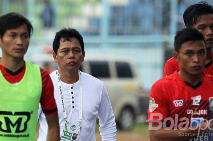 Hariyadi (kedua dari kiri), bersama para pemain Persiba Balikpapan, dalam pertandingan melawan Arema FC di Stadion Kanjuruhan.