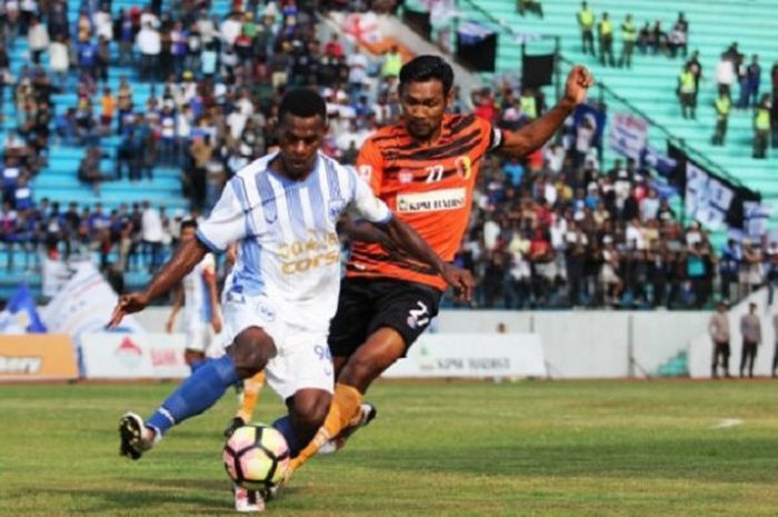 Striker PSIS Melkior Majefat menguasai bola dalam lanjutan Liga 2 melawan PPSM di Stadion Moch Soebrata, Magelang, Rabu (16/7/2017). 