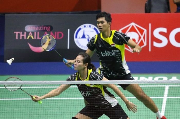 Pasangan ganda campuran Indonesia, Alfian Eko Prasetya/Annisa Saufika, mengembalikan kok kepada pasangan Supak Jomkoh/Puttita Supajirakul (Thailand). Alfian/Annisa menang dengan 21-17, 21-18, pada laga perempat final Thailand Masters yang berlangsung di Nimibutr Stadium, Jumat (10/2/2017).