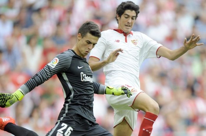 Kiper Athletic Bilbao, Kepa Arrizabalaga (kiri) saat memperebutkan bola dengan bek Sevilla, Carlos Fernandez dalam pertandingan La Liga di stadion San Mames, 24 September 2016. 