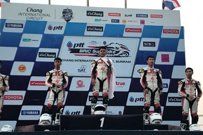 Pebalap muda Indonesia Astra Honda Racing School, M Adenanta (ketiga dari kanan) berpose di podium setelah menjuarai balapan pertama seri keempat Thailand Talent Cup 2017 di Sirkuit Internasional Chang, Buriram, Thailand, Jumat (3/11/2017).