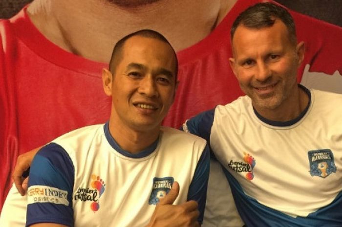 Pemain Mumbai Warriors, Kurniawan Dwi Yulianto (kiri) dan Ryan Giggs, berpose bersama di Mumbai, Maharashtra, India, pada 17 September 2017.