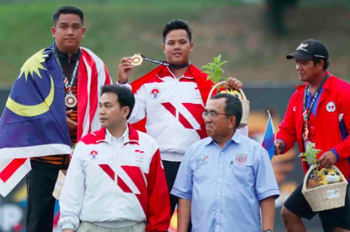 Pemanah putra compound Indonesia, Prima Wisnu Wardhana, berpose di atas podium. Prima meraih medali emas kedua untuk Indonesia pada SEA Games 2017 di Kuala Lumpur, Malaysia, Rabu (16/8/2017).