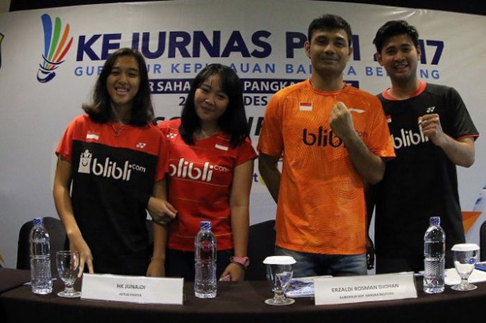 Pasangan ganda putri, Tiara Rosalia Nuraidah/Febriana Dwipuji Kusuma, berpose dengan pasangan ganda putra, Angga Pratama/Berry Angriawan, pada sesi konferensi pers Kejuaraan Nasional (Kejurnas) PBSI 2017, di Pangkal Pinang, Kepulauan Bangka Belitung, Senin (27/11/2017).