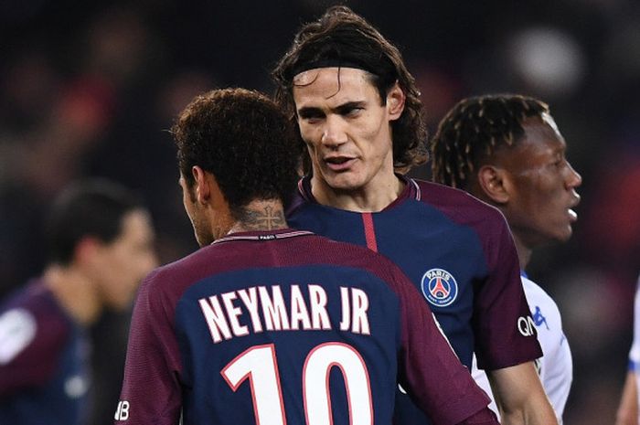 Striker Paris Saint-Germain, Edinson Cavani, berbicara dengan Neymar sebelum mengeksekusi penalti dalam laga Liga Prancis kontra Troyes di Stadion Parc des Princes, Paris, pada 29 November 2017.