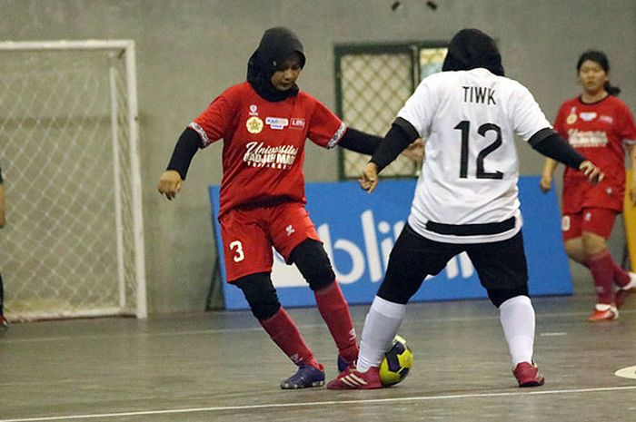 Aksi pemain putri UGM (merah) saat melawan UII Yogyakarta dalam partai LIMA Futsal Kaskus CJYC 2017 di GOR Ki Bagoes Hadikoesoemo, Yogyakarta, (19/8/2017).