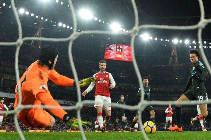 Gelandang Manchester City, Leroy Sane (kanan), menjebol gawang Arsenal, yang dikawal Petr Cech, dalam laga Liga Inggris di Stadion Emirates, London, pada 1 Maret 2018.