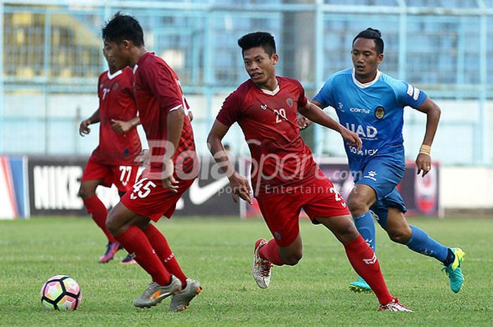 Aksi pemain Persipur Purwodadi (merah), saat melawan PSIM Yogyakarta dalam laga babak play-off Grup H Liga 2 di Stadion Kanjuruhan Malang, Jawa Timur, Kamis (12/10/2017) sore.