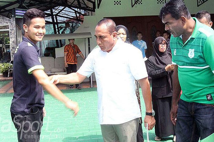 Edy Rahmayadi berdialog dengan pemain muda PSMS Medan di kediamannya.