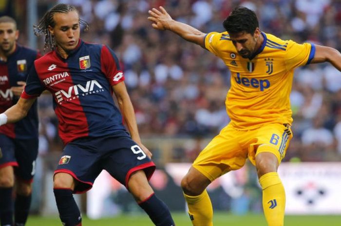 Gelandang Genoa, Diego Laxalt (kiri), berduel dengan pemain Juventus, Sami Khedira, pada laga Liga Italia di Stadion Luigi Ferraris, 26 Agustus 2017.