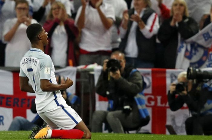 Striker Inggris, Marcus Rashford, merayakan gol yang dia cetak ke gawang Slovakia dalam laga Kualifikasi Piala Dunia 2018 Zona Eropa di Stadion Wembley, London, pada 4 September 2017.