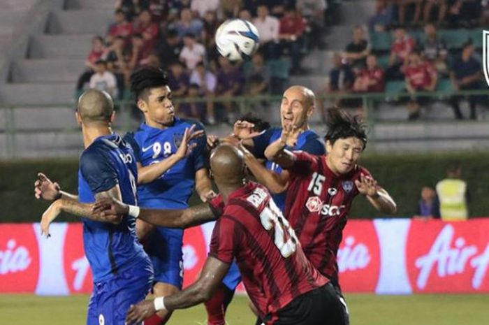 Para pemain Muanthong United dan Johor Darul Takzim dalam laga Preliminary round 2 Liga Champions Asia 2018 di Stadion Supachalasai, Bangkok, Selasa (23/1/2018), 