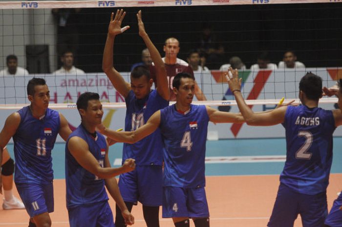 Para pemain tim nasional voli putra Indonesia melakukan selebrasi setelah meraih poin pada laga kontra Qatar di Kejuaraan Voli Putra Asia 2017, di Gresik, Jawa Timur, Rabu (26/7/2017).