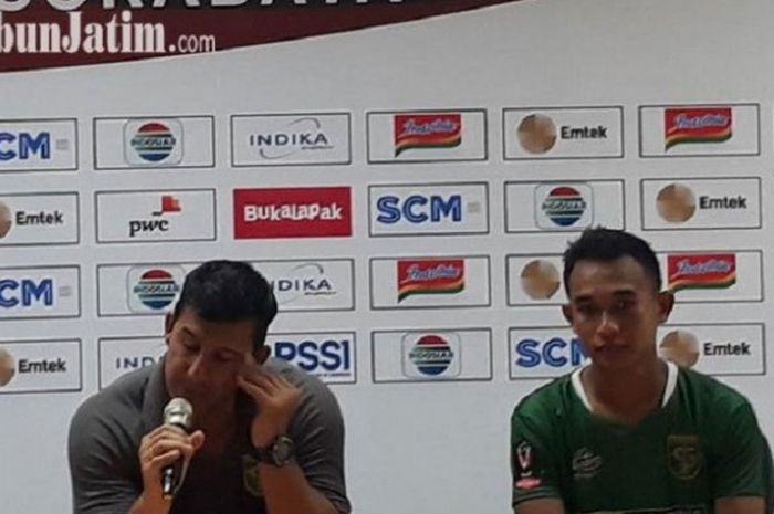 Abu Rizal Maulana (kanan) saat menghadiri konferensi pers usai laga Persebaya vs Madura di United Piala Presiden 2018, Minggu (28/1/2018). 