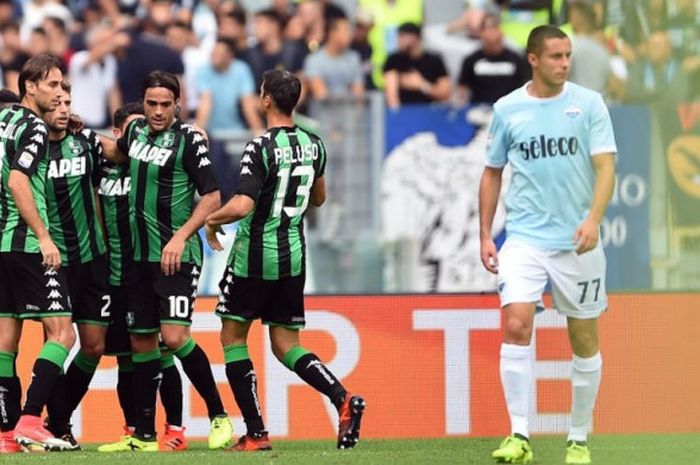 Para pemain Sassuolo merayakan gol mereka ke gawang Lazio dalam partai Liga Italia di Stadion Olimpico, Roma, 1 Oktober 2018.