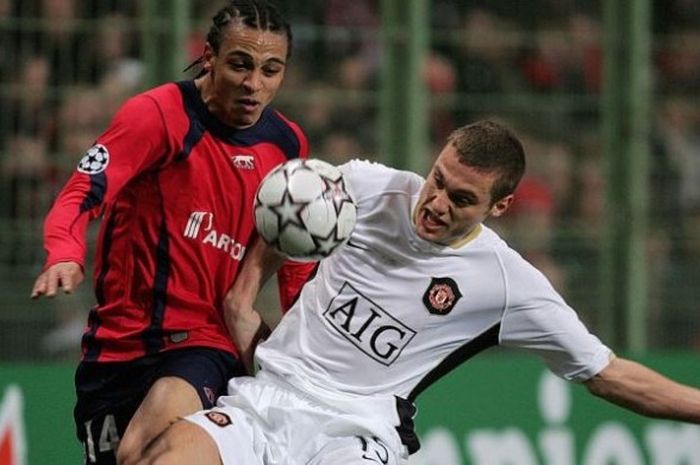   Bek Manchester United, Nemanja Vidic duel dengan penyerang Lille, Peter Odemwingie pada leg pertama babak 16 besar Liga Champions 2006-2007 di Stade Felix Bollaert di Lens, 20 February 2007.   