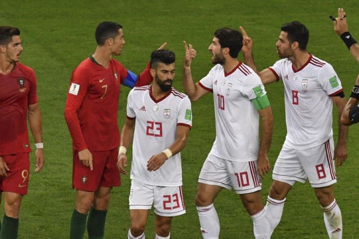 Megabintang Portugal, Cristiano Ronaldo (kedua dari kiri), berdebat dengan para pemain Iran dalam laga Grup B Piala Dunia 2018 di Mordovia Arena, Saransk, Rusia pada 25 Juni 2018.