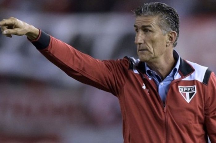 Edgardo Bauza saat memimpin Sao Paulo menghadapi River Plate dalam duel Piala Libertadores di Stadion Monumental, Buenos Aires, 10 Maret 2016.