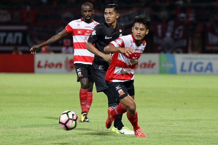 Aksi penyerang Persija Jakarta, Rudi Widodo (tengah), pada laga pekan ke-21 Liga 1 melawan Madura United di Stadion Gelora Ratu Pamelingan, Pamekasan, Senin (21/8/2017) malam WIB.