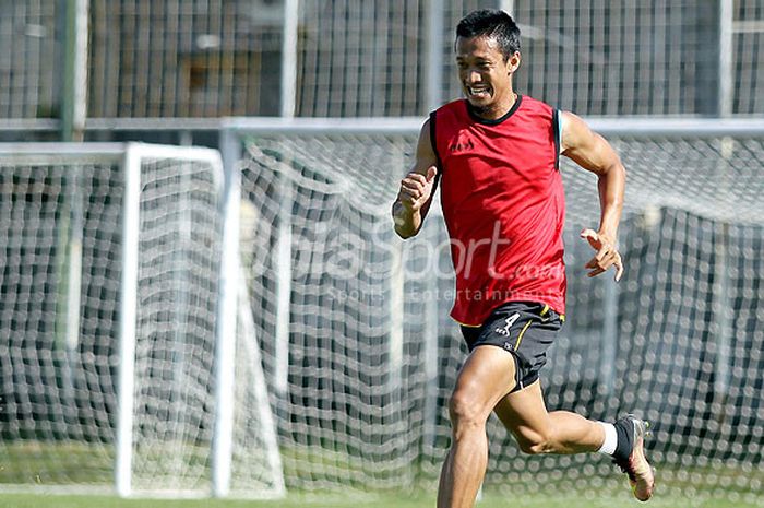 Gelandang Arema FC, Arif Suyono, saat berlatih di Lapangan Asifa Malang, Jawa Timur (12/01/2016).