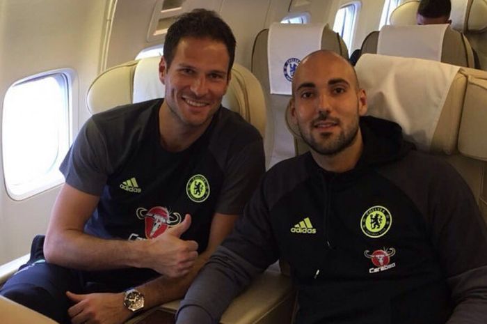 Duo kiper Chelsea, Matej Delac dan Asmir Begovic sedang berfoto bersama.