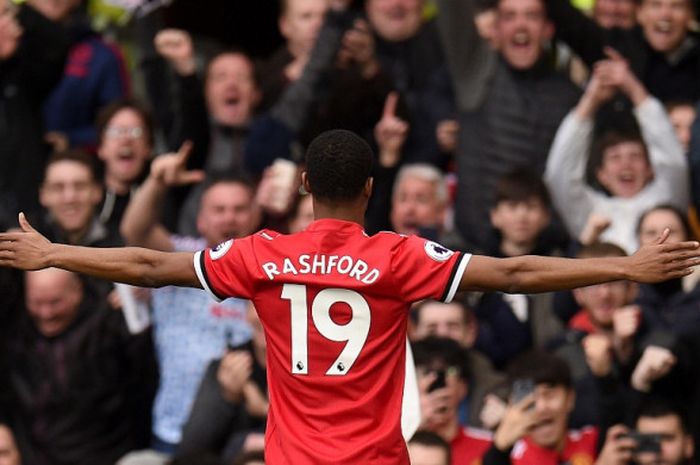 Penyerang Manchester United, Marcus Rashford, merayakan gol yang dia cetak ke gawang Liverpool FC dalam laga Liga Inggris di Stadion Old Trafford, Manchester, pada 10 Maret 2018.